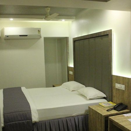 Nimantran Hotell Navi Mumbai Eksteriør bilde