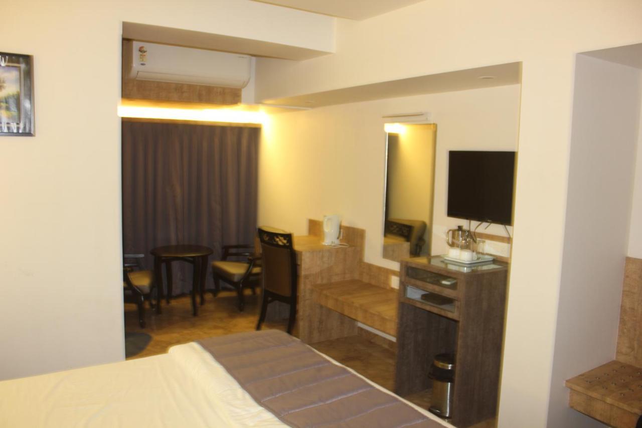 Nimantran Hotell Navi Mumbai Eksteriør bilde