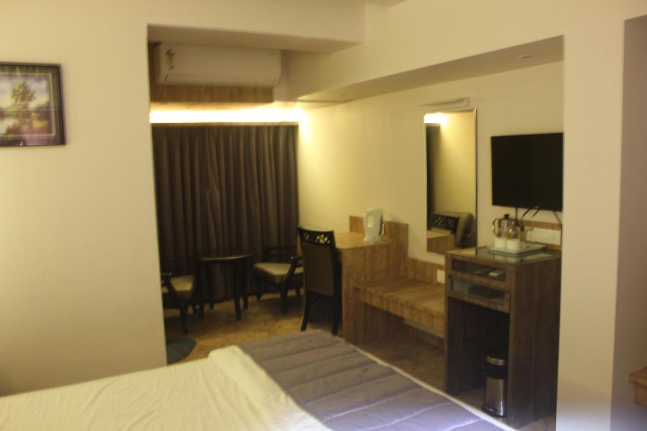 Nimantran Hotell Navi Mumbai Eksteriør bilde