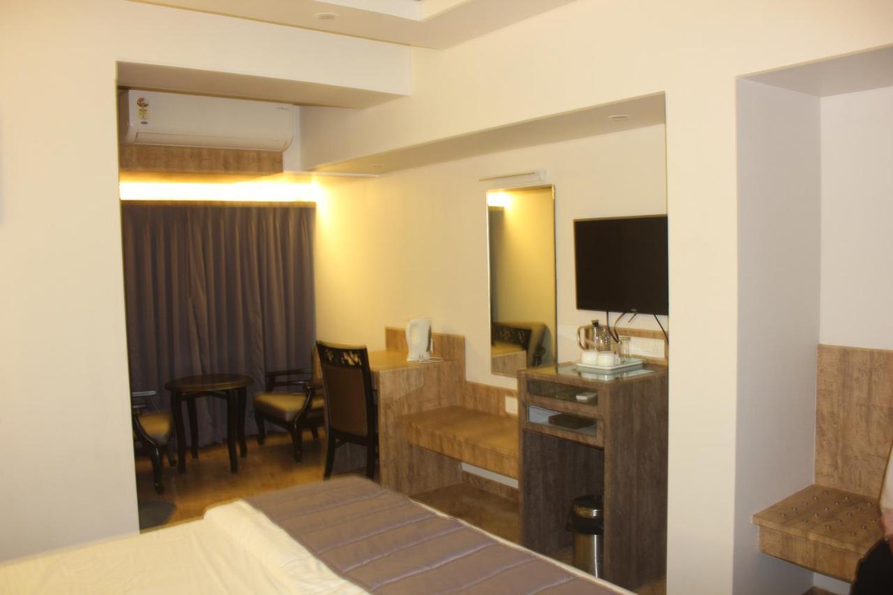 Nimantran Hotell Navi Mumbai Eksteriør bilde
