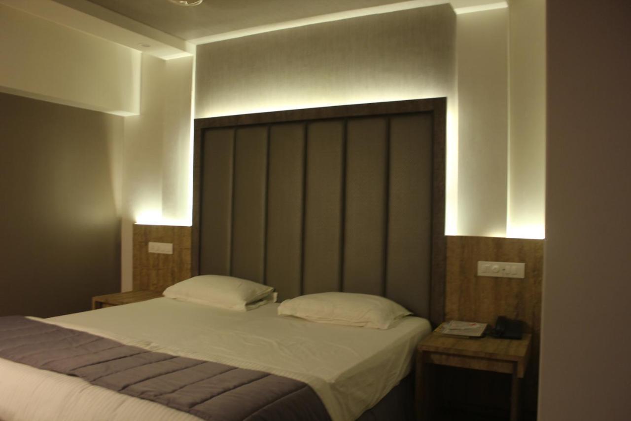 Nimantran Hotell Navi Mumbai Eksteriør bilde